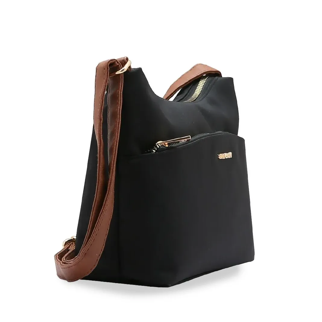 Bolsa Chenson preta vista lateral mostrando bolso frontal com zíper dourado e alça ajustável